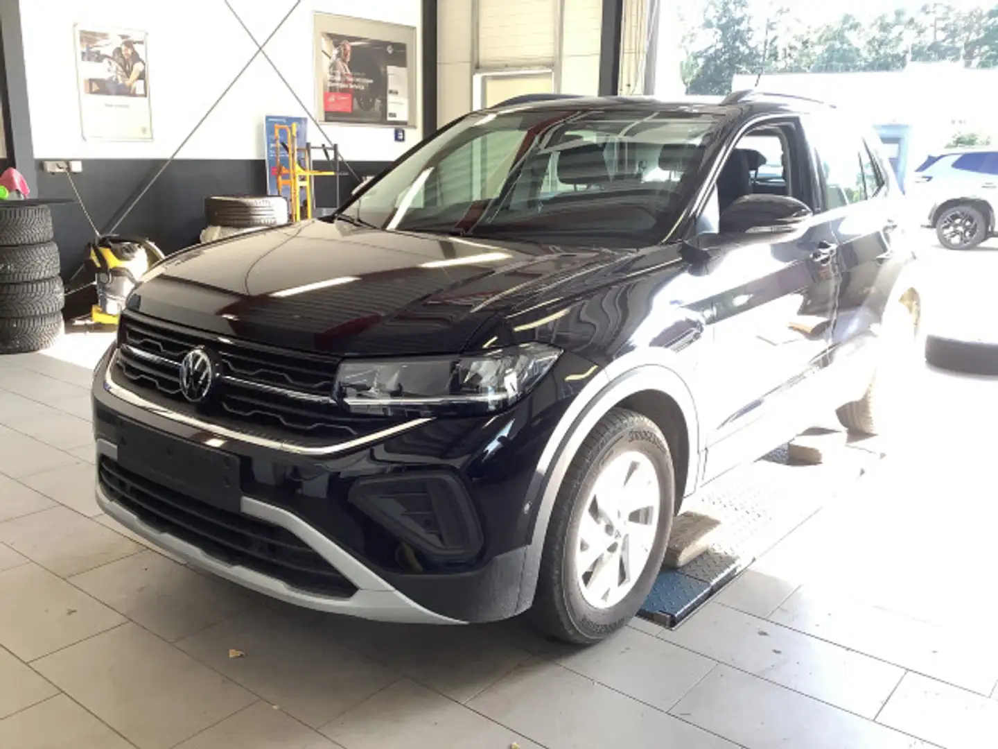 Volkswagen T-Cross 1.0 TSI Life DSG AHK Navi ACC CarPlay Schwarz - 2