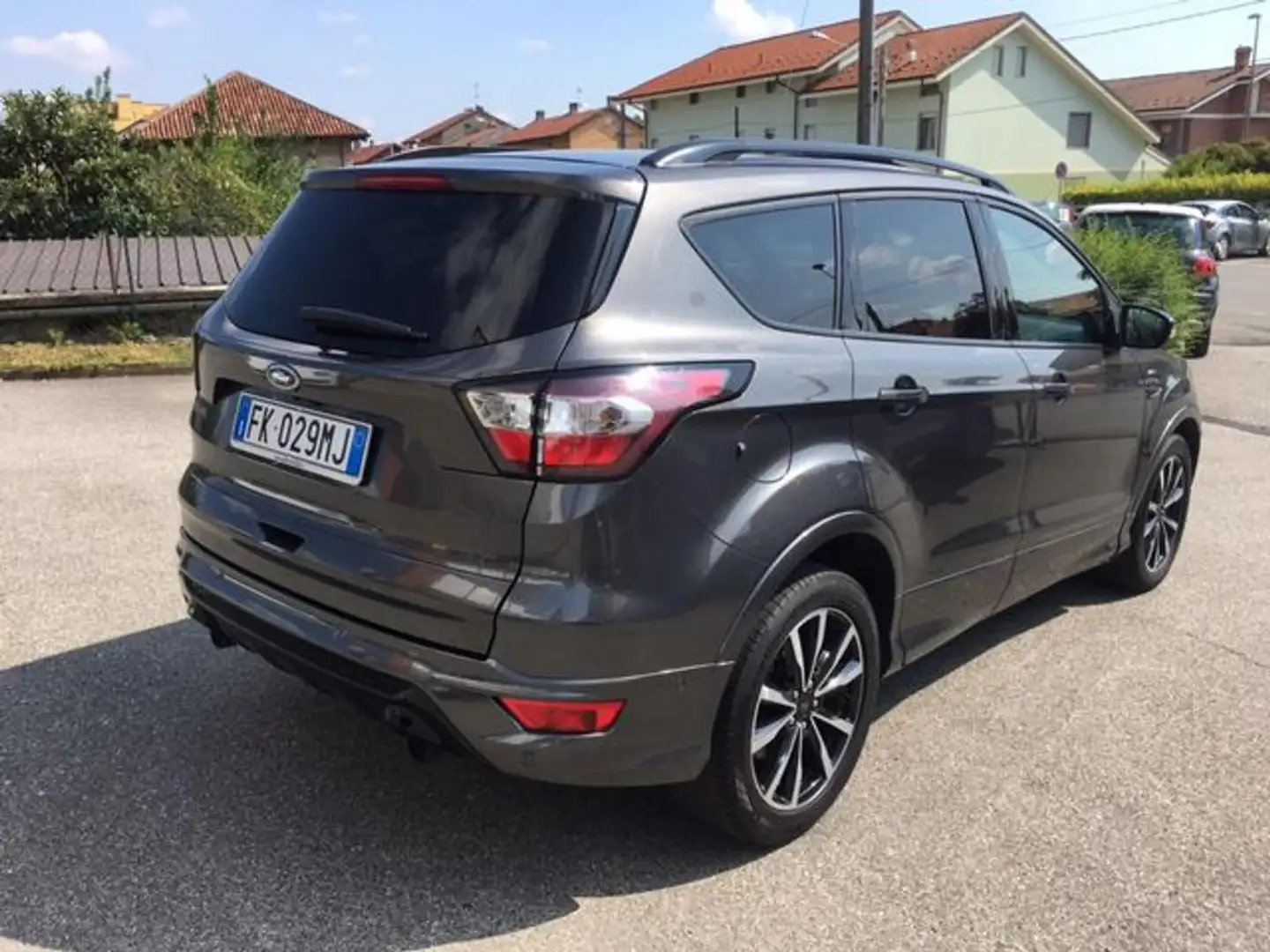 Ford Kuga 2.0 TDCI 150cv 4WD Powershift ST-Line FULL OPT Gris - 2