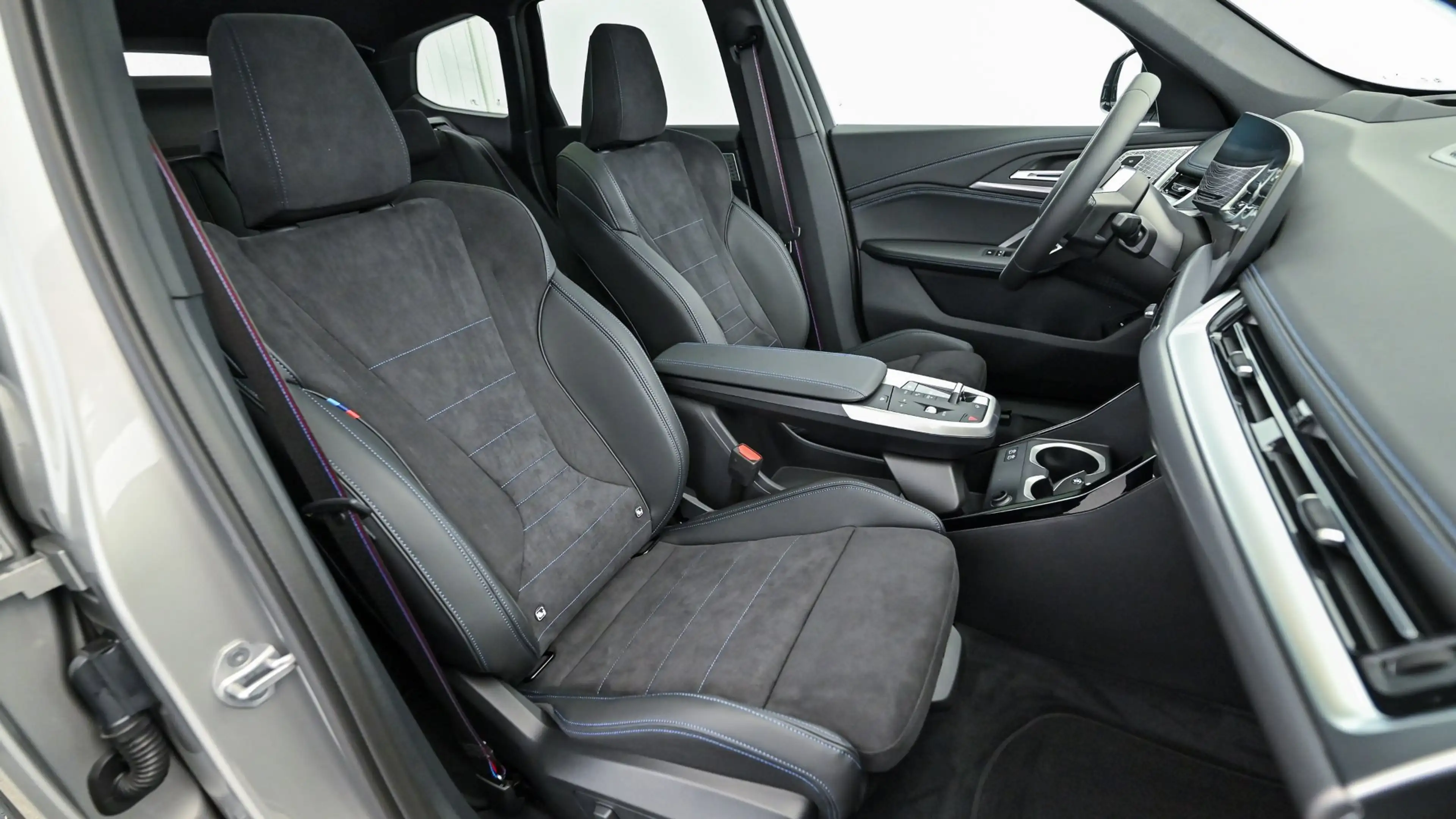 BMW iX1 xDrive30 — photo 9