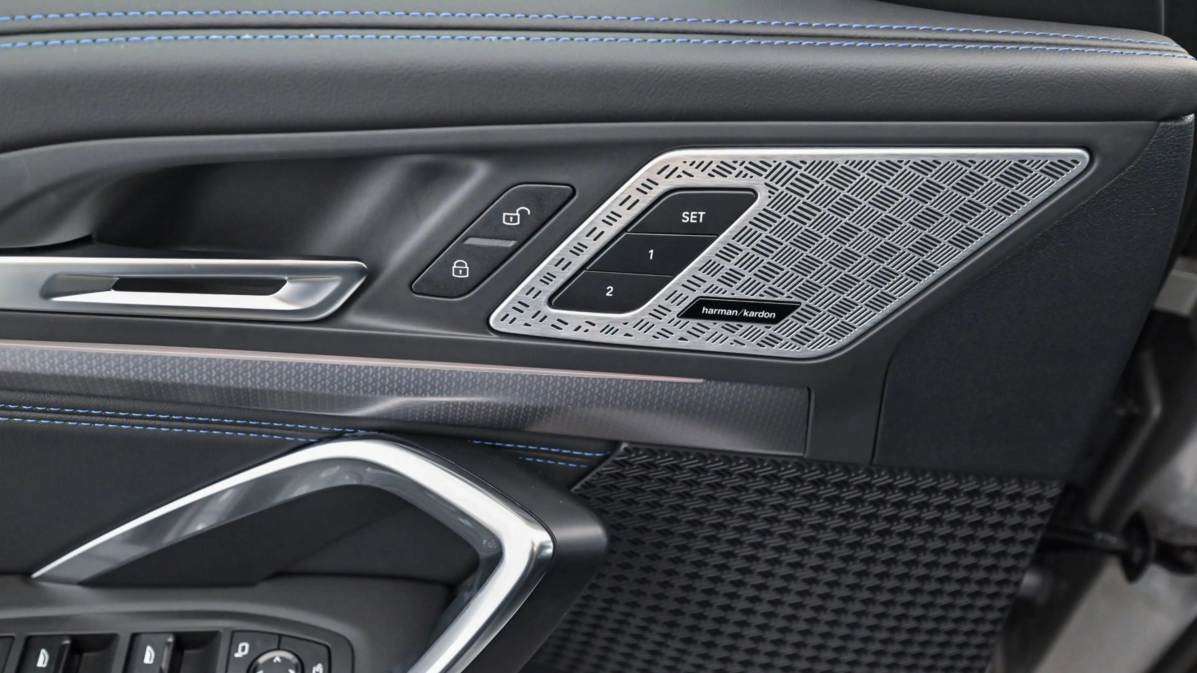 BMW iX1 xDrive30 — photo 14