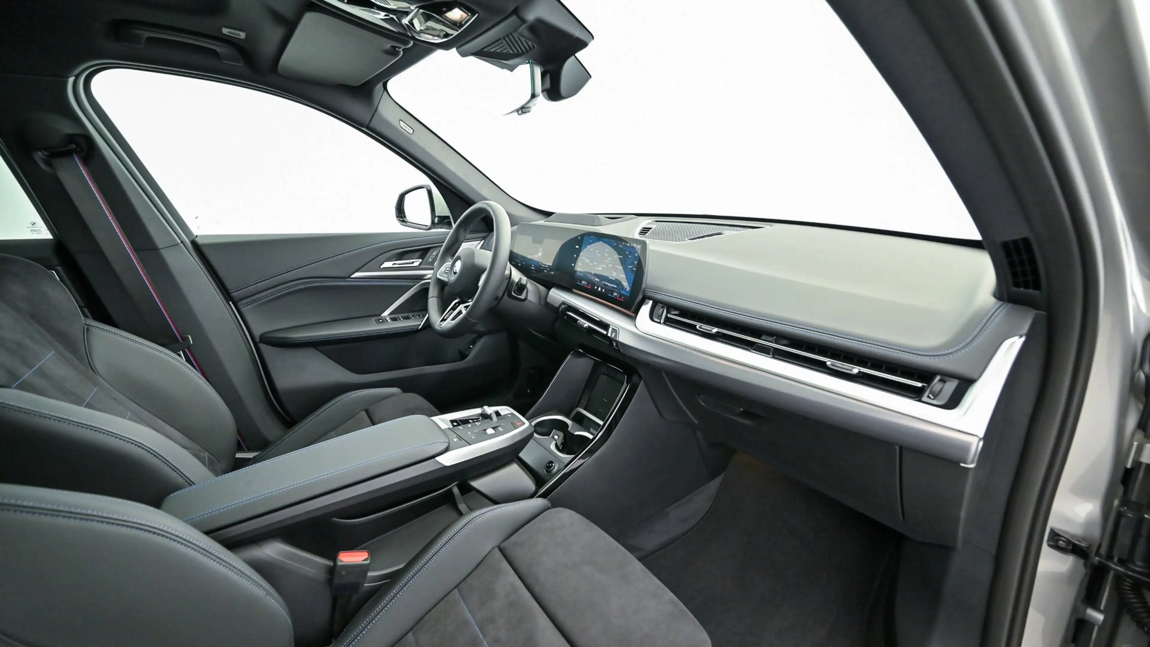 BMW iX1 xDrive30 — photo 7