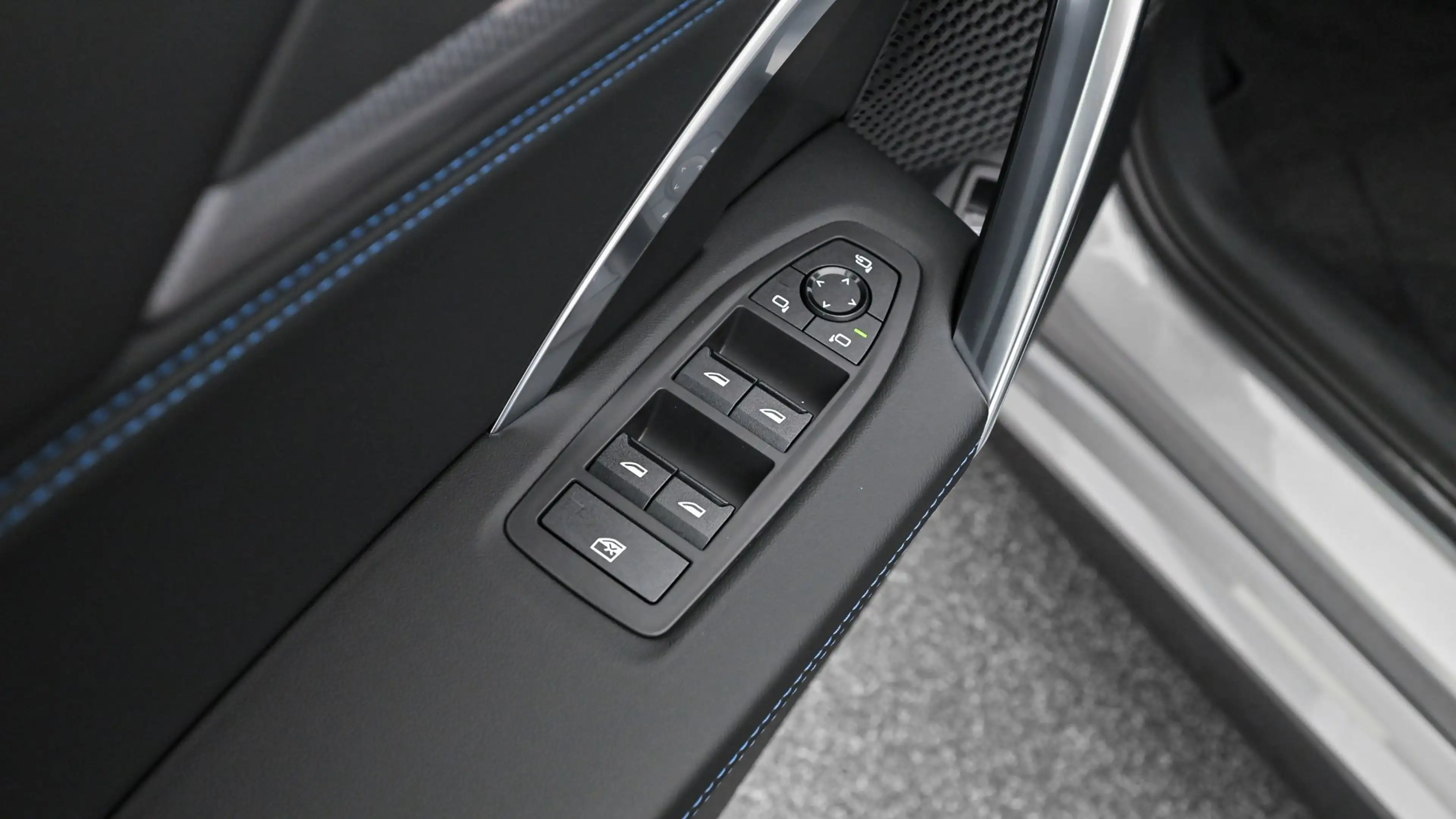 BMW iX1 xDrive30 — photo 13