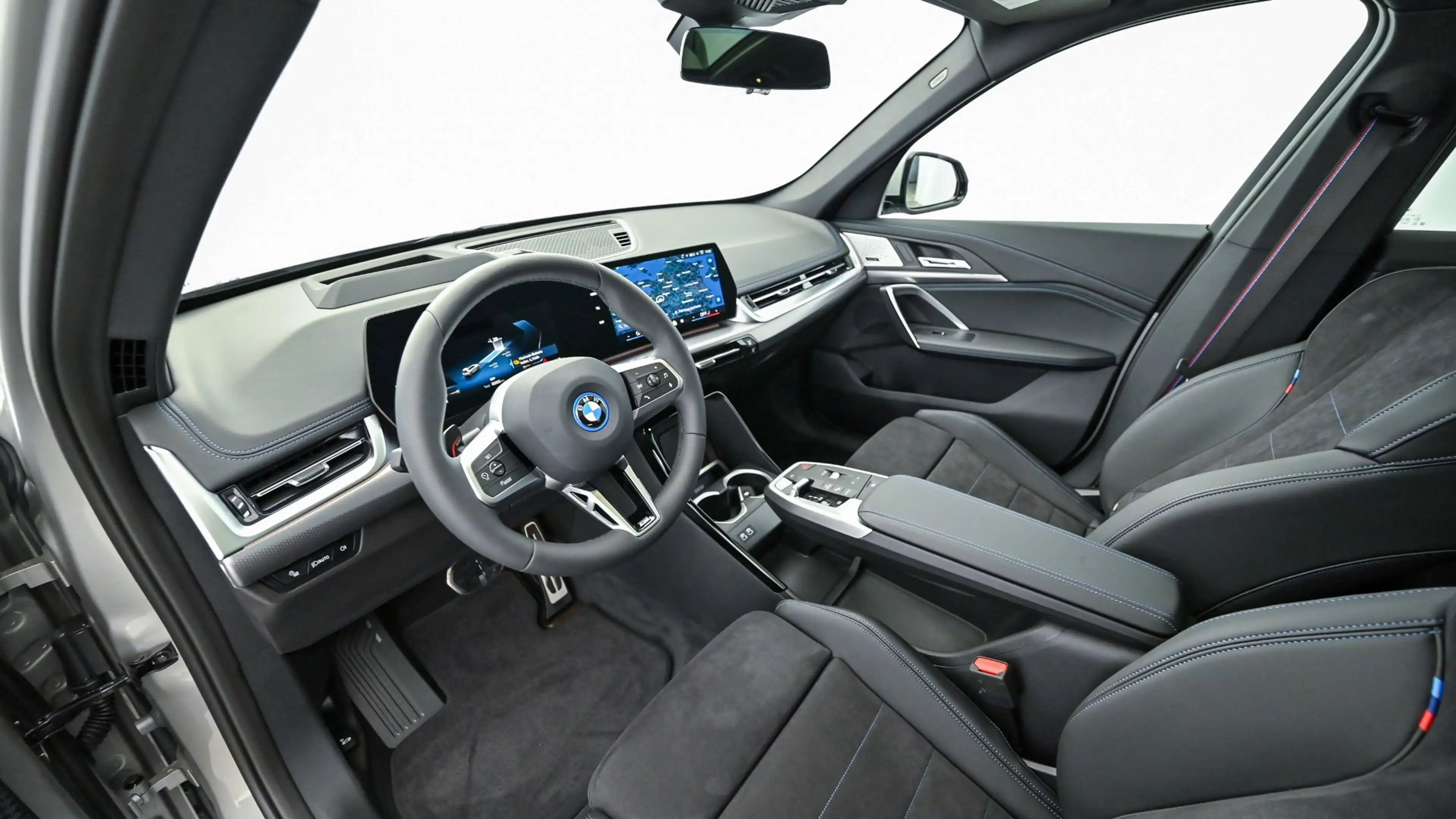 BMW iX1 xDrive30 — photo 12