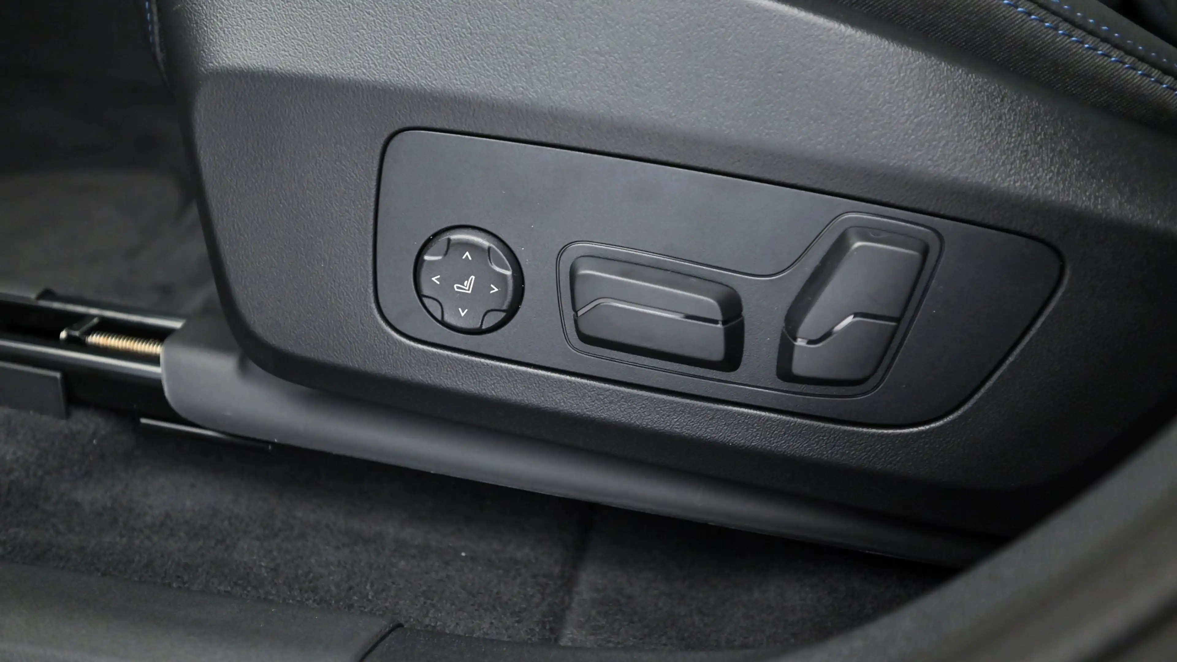 BMW iX1 xDrive30 — photo 11