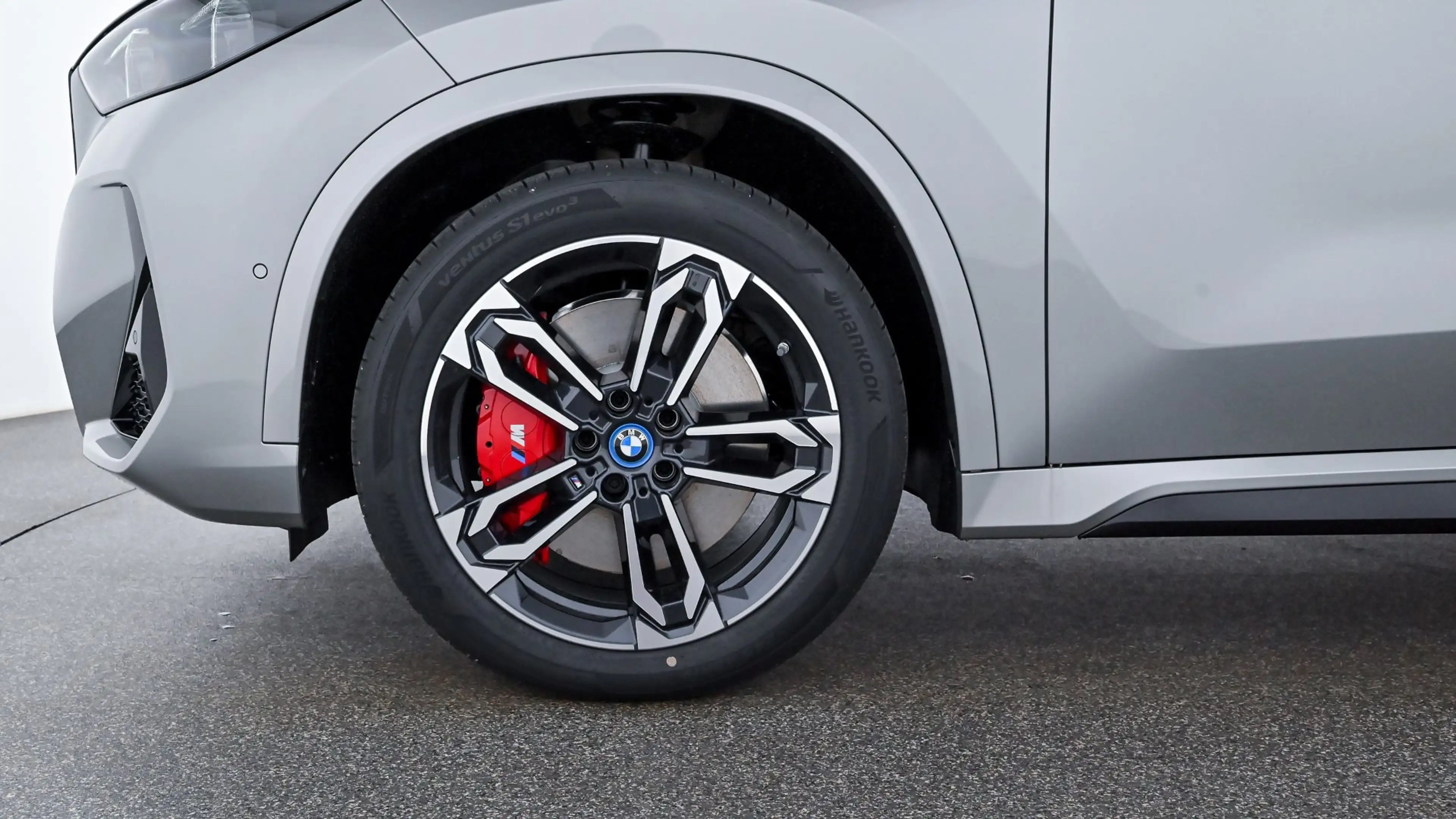 BMW iX1 xDrive30 — photo 5