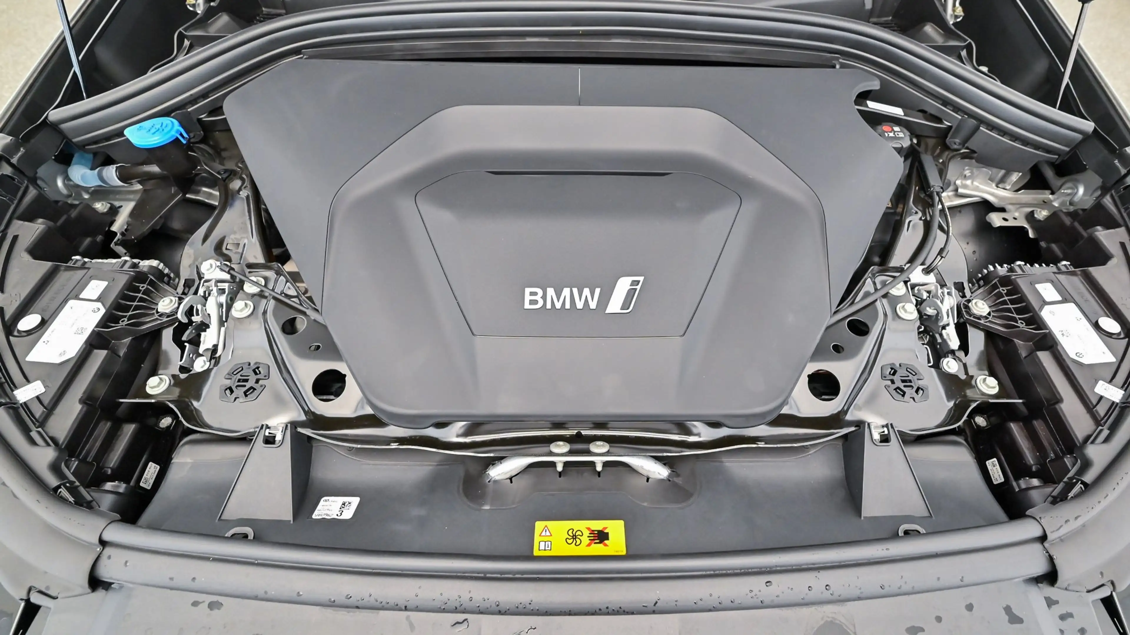 BMW iX1 xDrive30 — photo 8