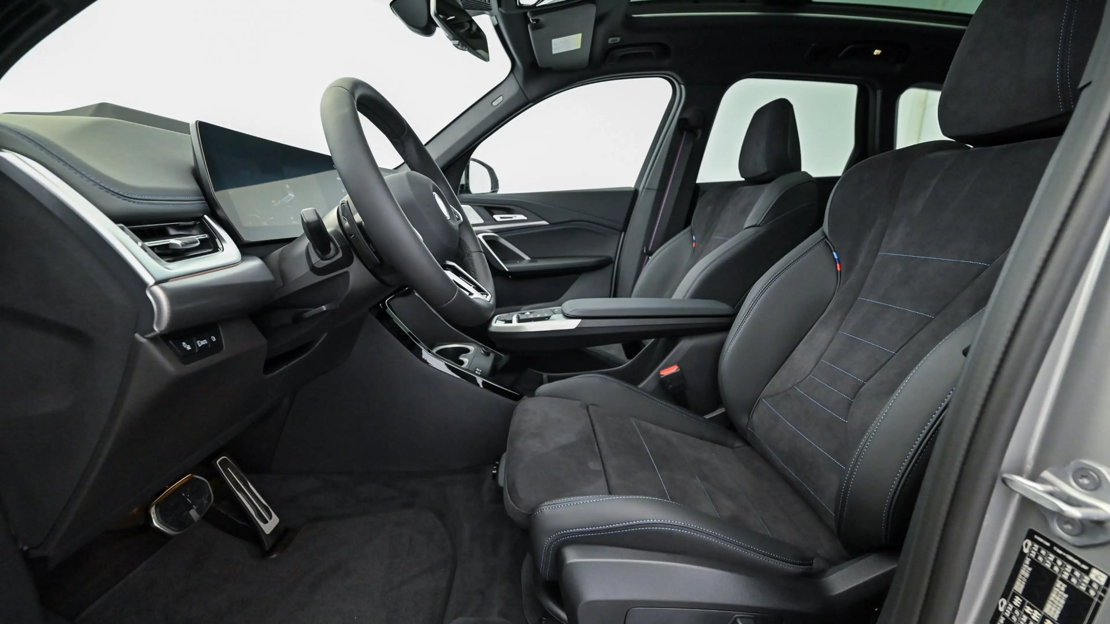 BMW iX1 xDrive30 — photo 10