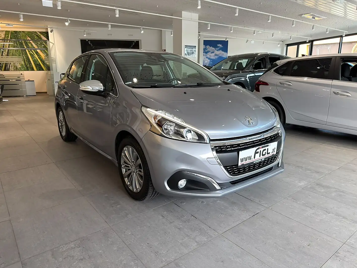 Peugeot 208 Allure 1,2 PureTech 110 S&S EAT6 Grau - 2