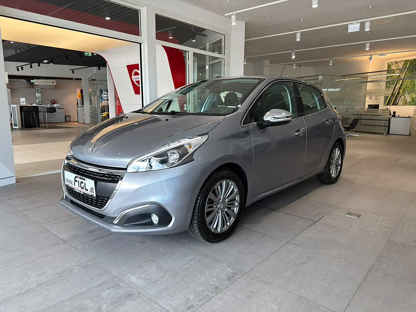 Peugeot 208 Allure 1,2 PureTech 110 S&S EAT6 Grau - 1