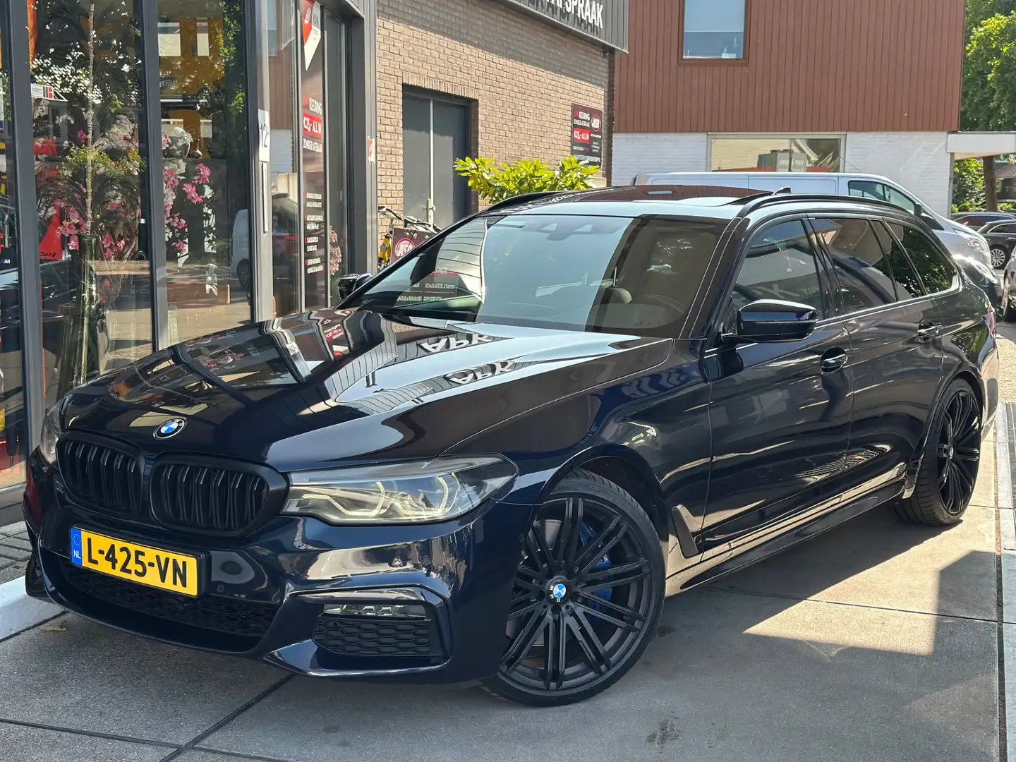 BMW 540 5-serie Touring 540i xDrive High Executive | Pano Blauw - 2