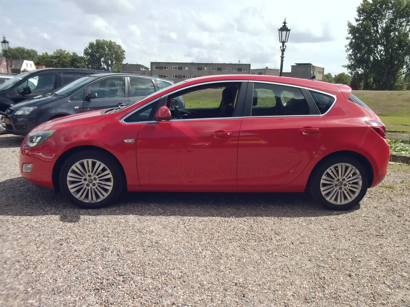 Opel Astra 1.4 Cosmo - Airco - Navigatie Rood - 2