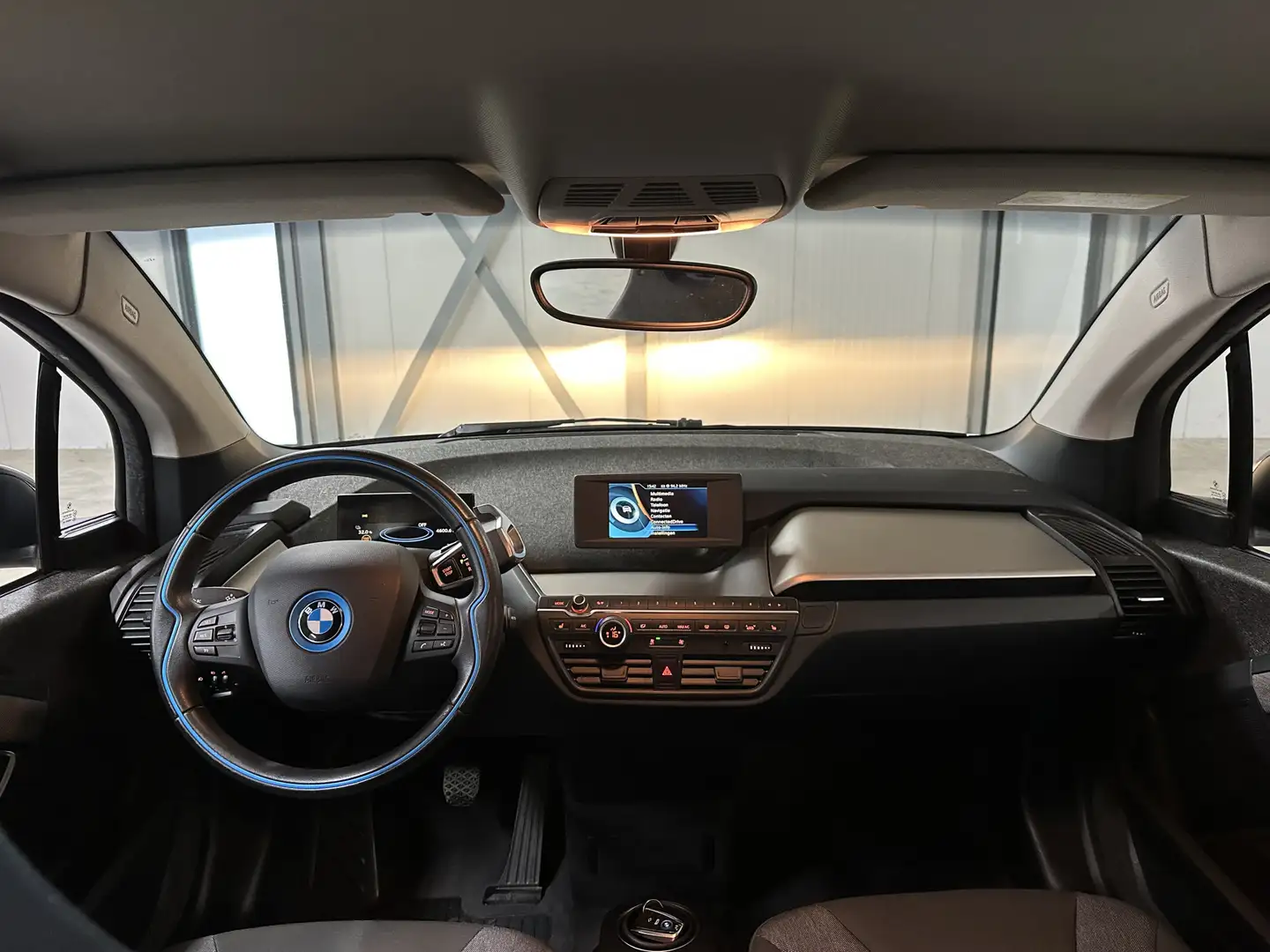 BMW i3 Basis 22 kWh 170pk | Stoelverwarming | 20" | Noir - 2