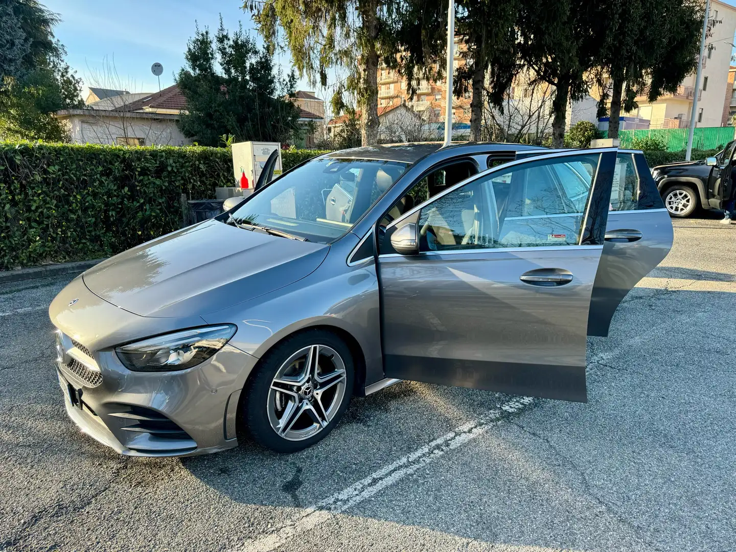 Mercedes-Benz B 180 Premium auto allestimento AMG Line Grigio - 1