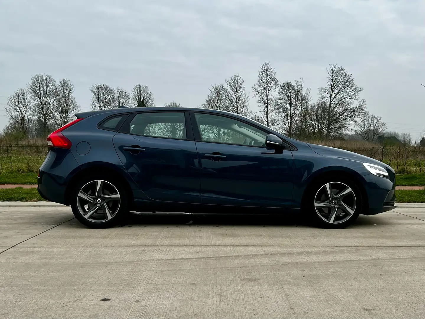 Volvo V40 V40 T2 Momentum LED//NAVI/PARKTRONIC/CRUISECONTROL Blauw - 1
