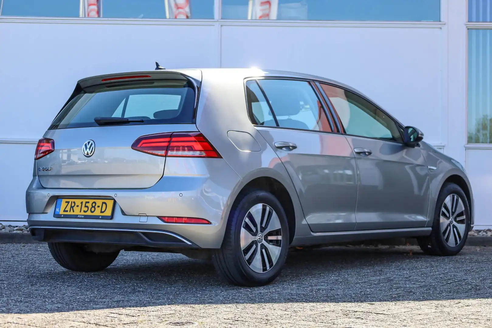 Volkswagen e-Golf 136pk | SoH 92% | Navigatie | Parkeersensoren | Wa Gris - 2