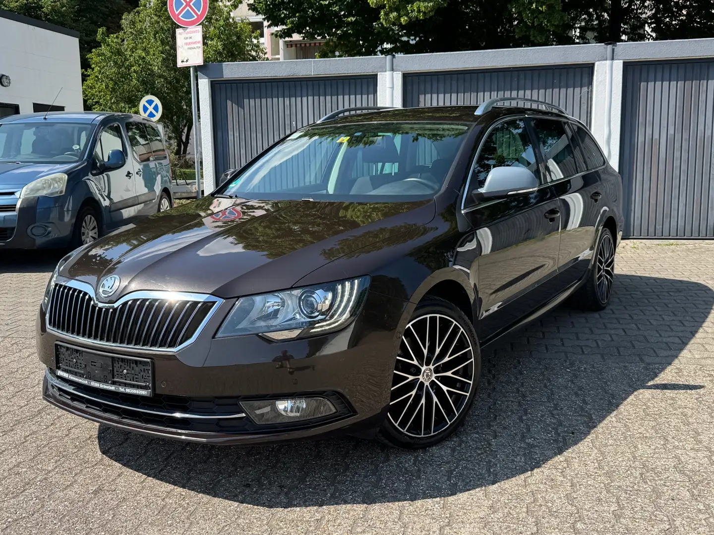 Skoda Superb Combi 2.0 TDI Green tec Exclusive Braun - 1