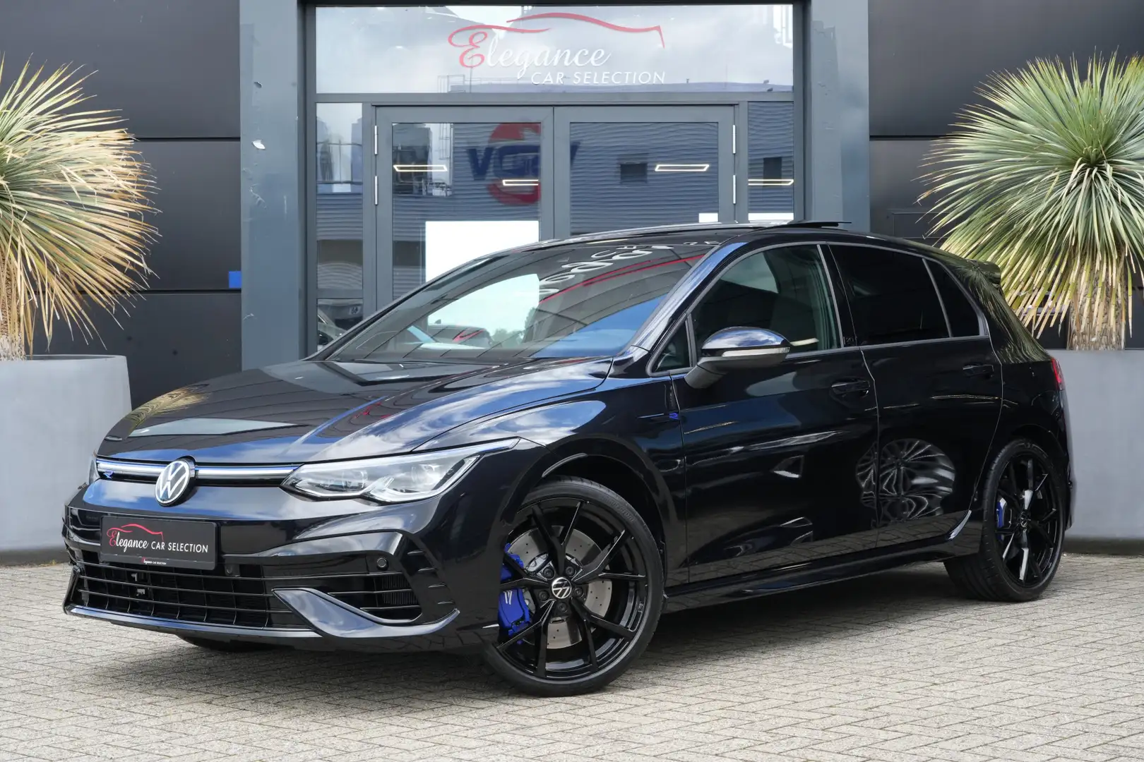 Volkswagen Golf 2.0 TSI R 4Motion 20 Jahre 334pk Panoramadak/Akra/ Zwart - 1