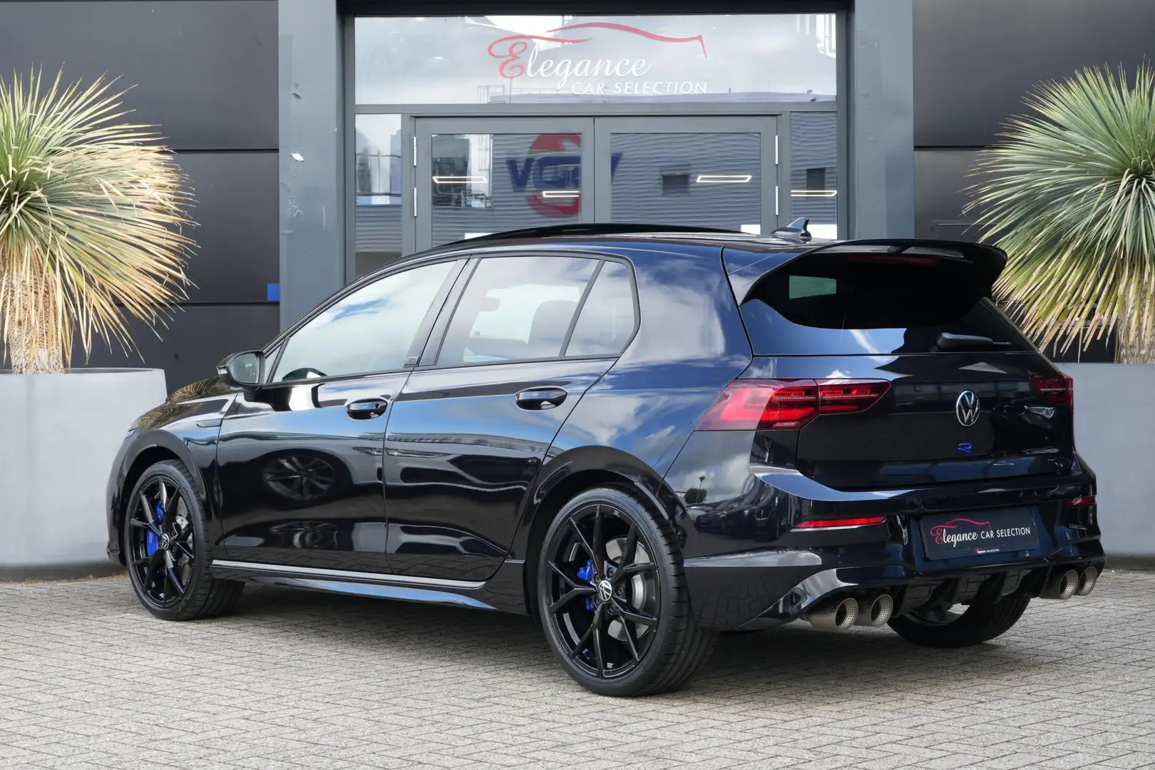 Volkswagen Golf 2.0 TSI R 4Motion 20 Jahre 334pk Panoramadak/Akra/ Zwart - 2
