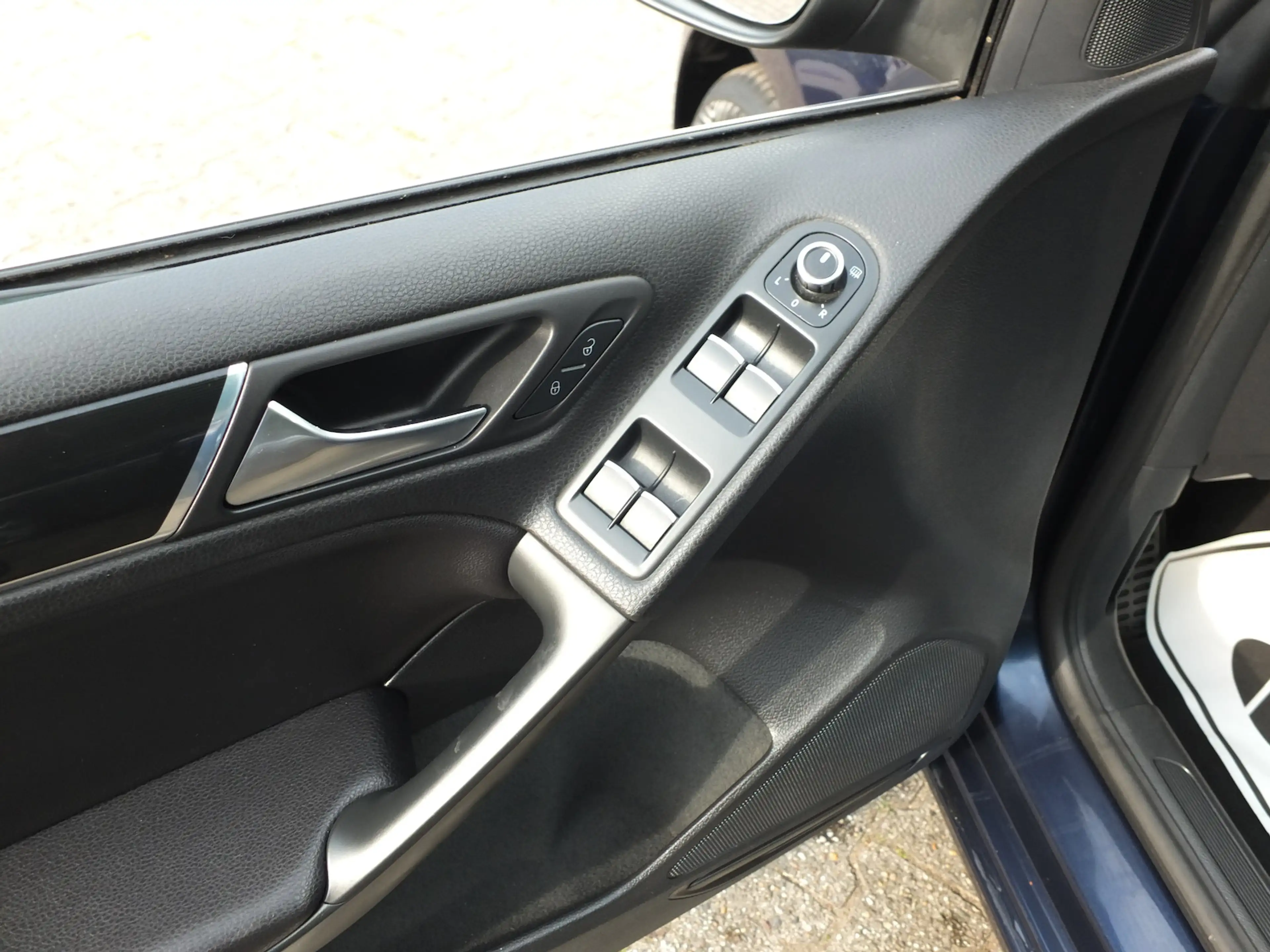Volkswagen Golf Cabriolet LEDER XENON NAVI EINPARKHILFE TEMPOMAT — photo 9