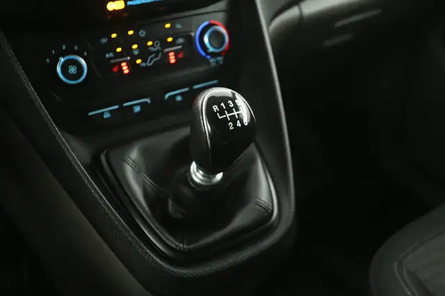 Ford Transit Connect view 18