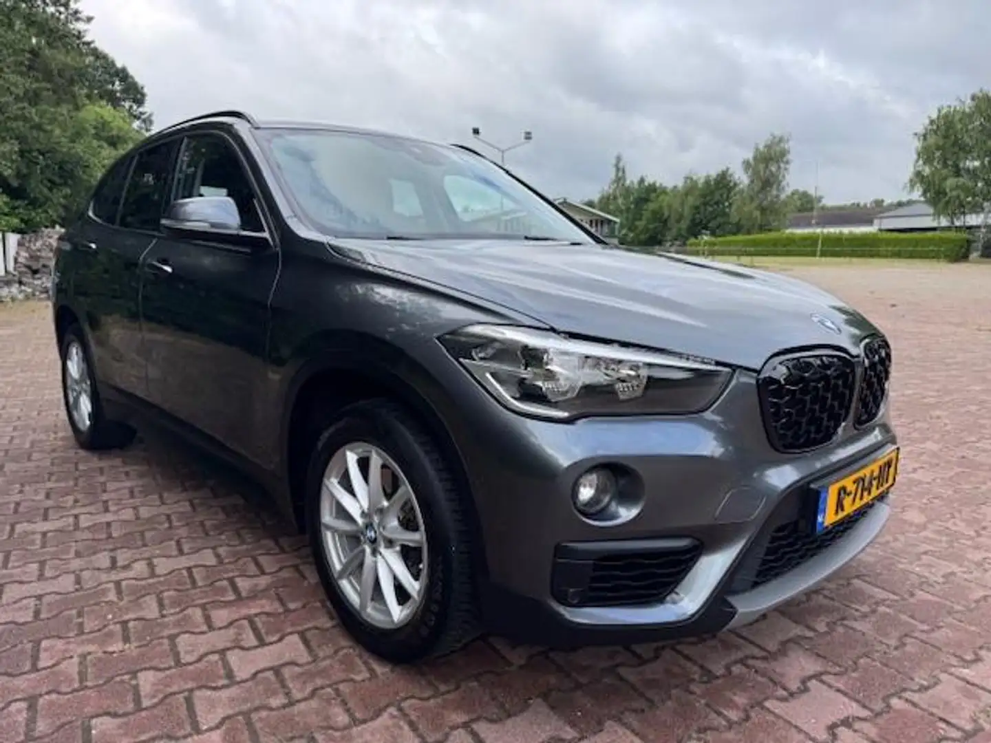 BMW X1 18i SDRIVE EXECUTIVE/NAV/PDC/LMV/APK Grijs - 1