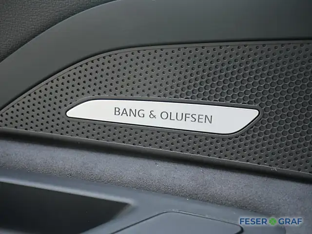 Audi Q5 view 9
