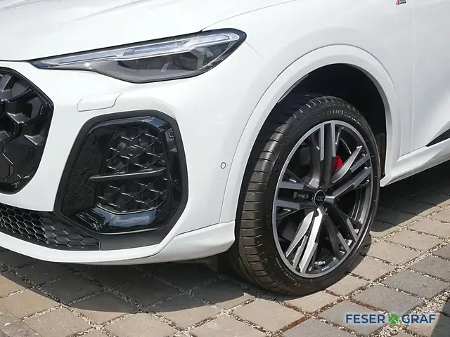 Audi Q5 view 12