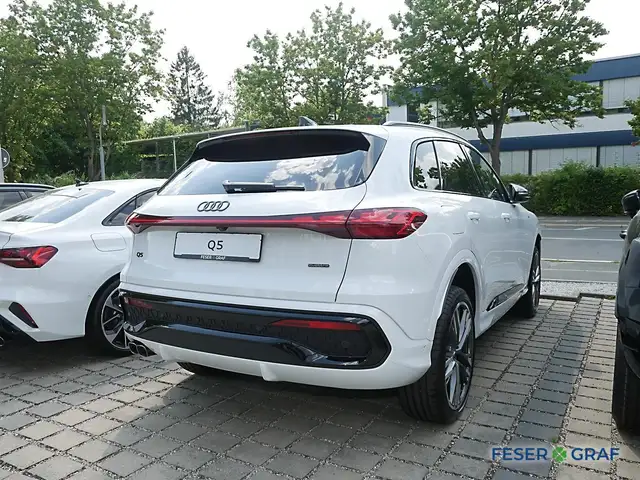 Audi Q5 view 3