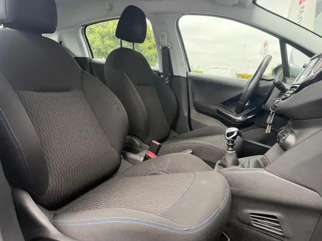 Peugeot 208 view 10