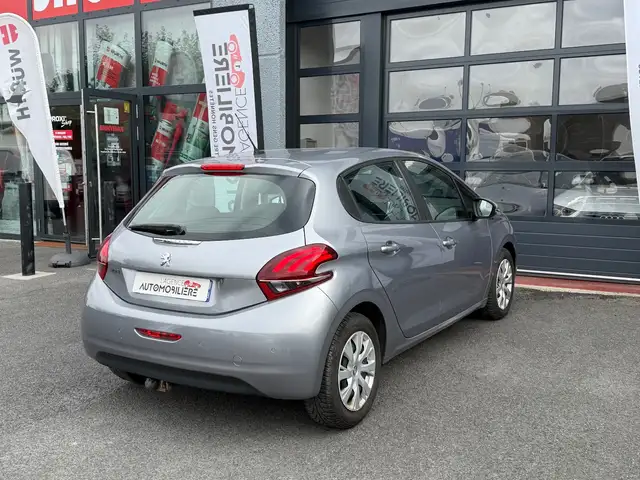 Peugeot 208 view 5