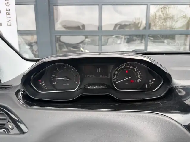 Peugeot 208 view 13