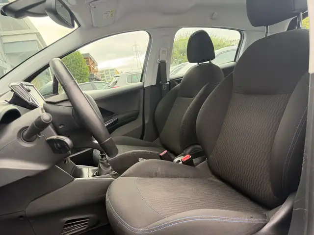 Peugeot 208 view 9