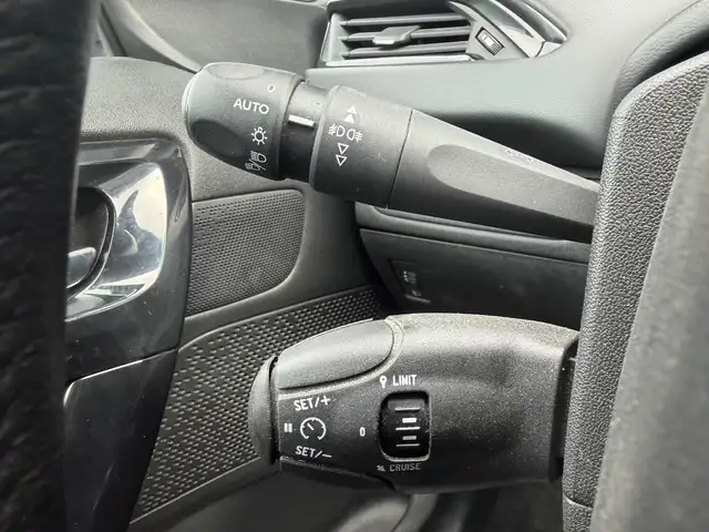 Peugeot 208 view 16
