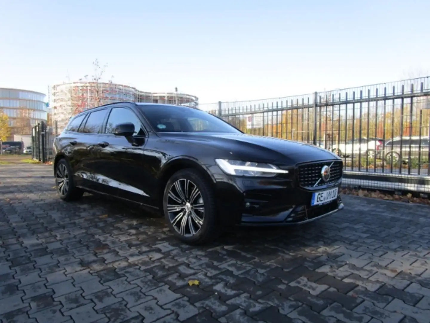 Volvo V60 Plus Dark Sportpaket StandHZG AHK-el. klappb. Navi Schwarz - 2