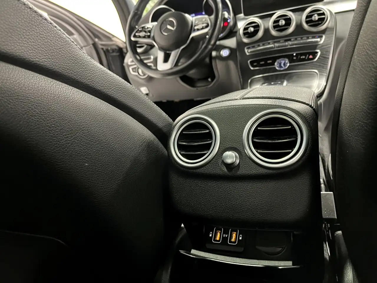 Mercedes-Benz C-Class снимка Mercedes-Benz C-Class