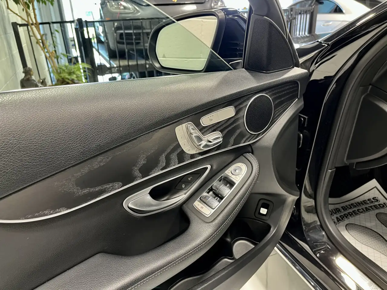 Mercedes-Benz C-Class снимка Mercedes-Benz C-Class