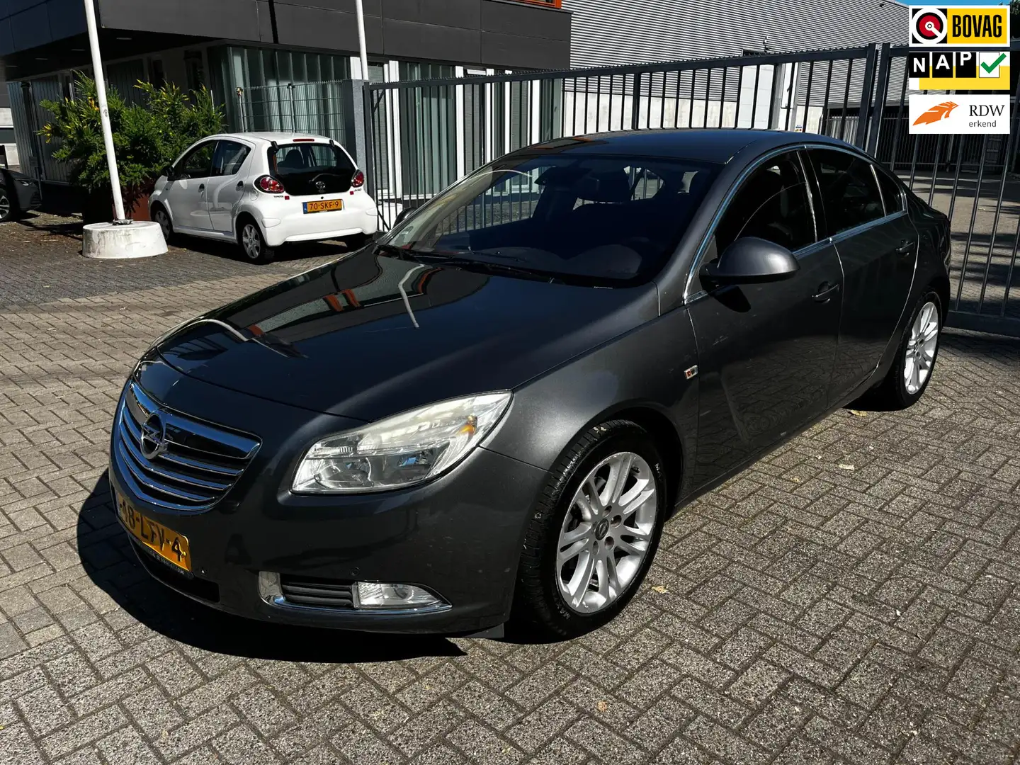 Opel Insignia 1.8 Business Grijs - 1