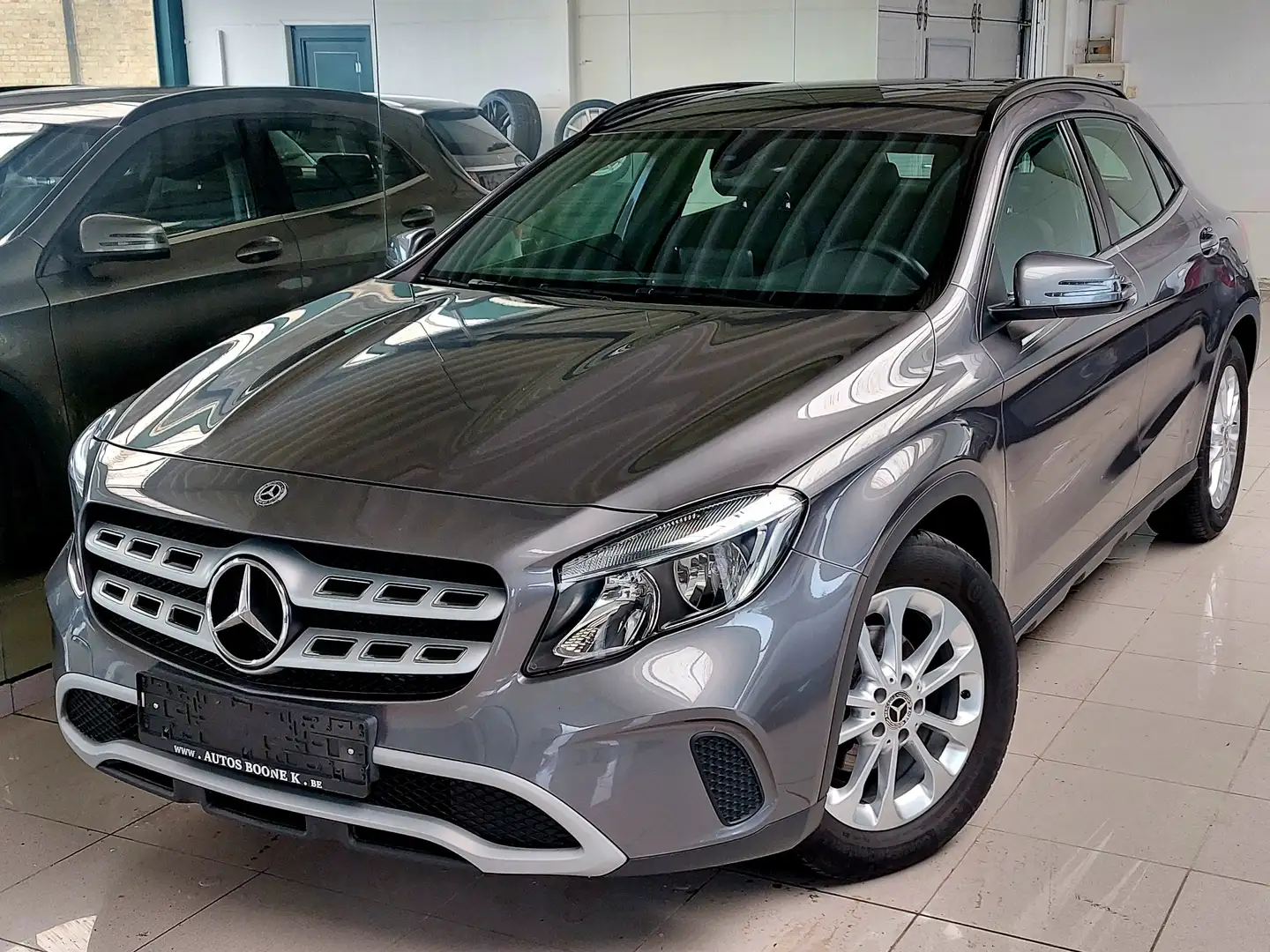 Mercedes-Benz GLA 180 / Navigatie / Remassist / Bluetooth / Garantie Grijs - 1