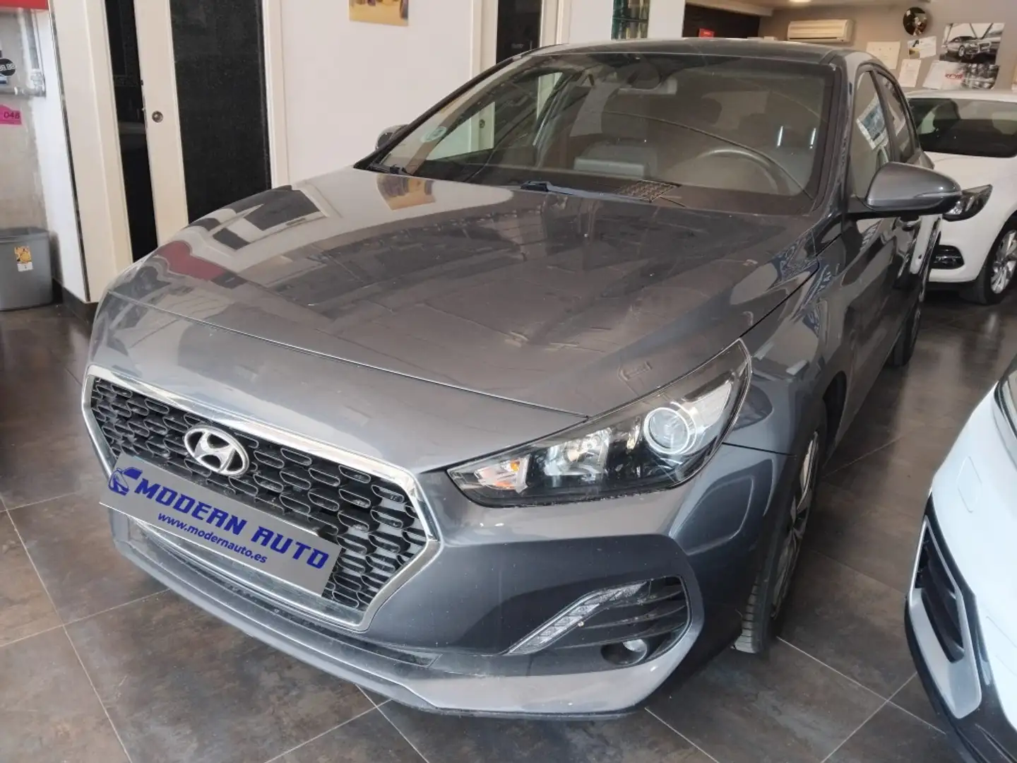 Hyundai i30 1.6CRDi Klass 95 Gris - 2