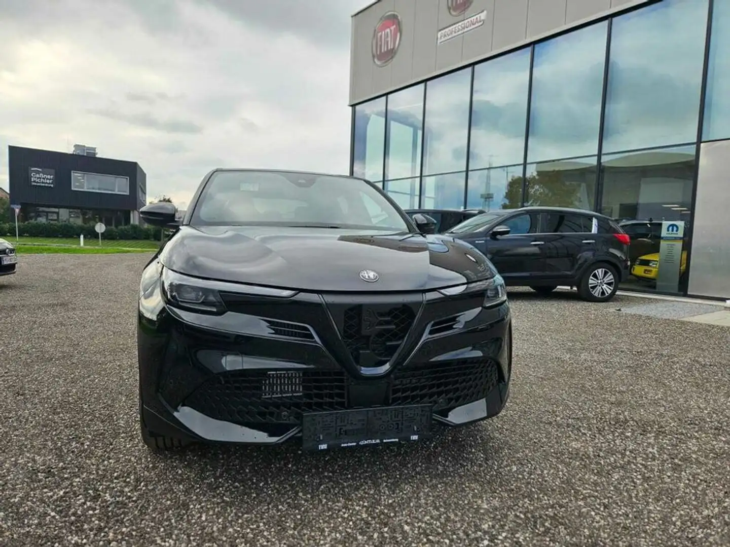 Alfa Romeo Junior Ibrida 1.2 VGT 48V-Hybrid (107kW) Speciale Schwarz - 2