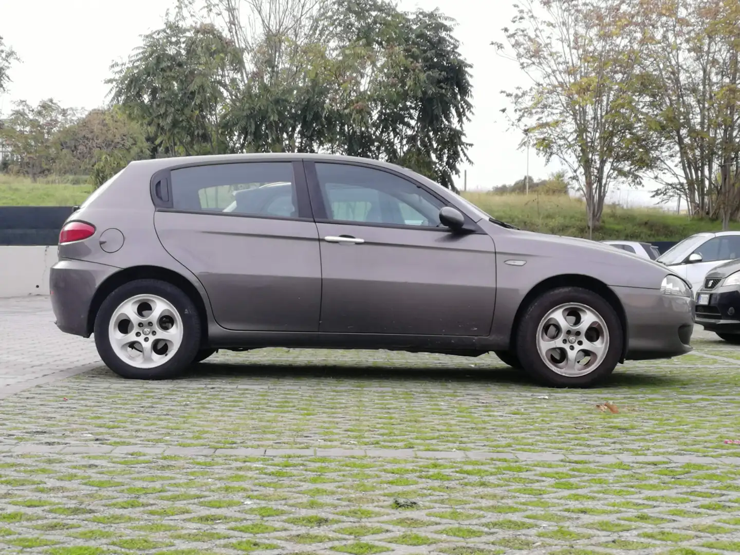 Alfa Romeo 147 147 II 2004 5p 1.9 jtd Distinctive 120cv Gris - 2