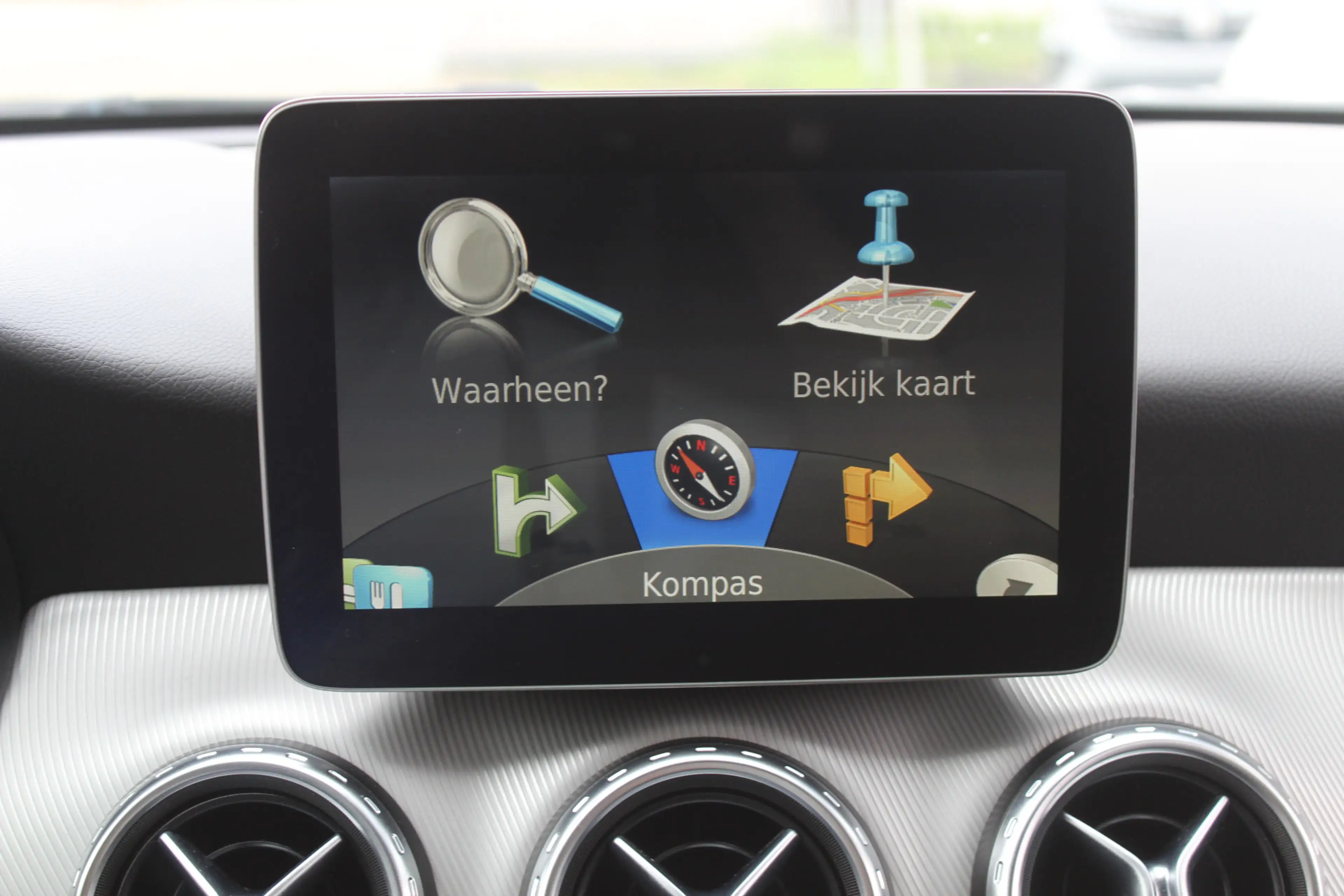 Mercedes-Benz GLA 180 Prestige Stoel Verwarming l Navi l Parkeer Sensor — photo 19