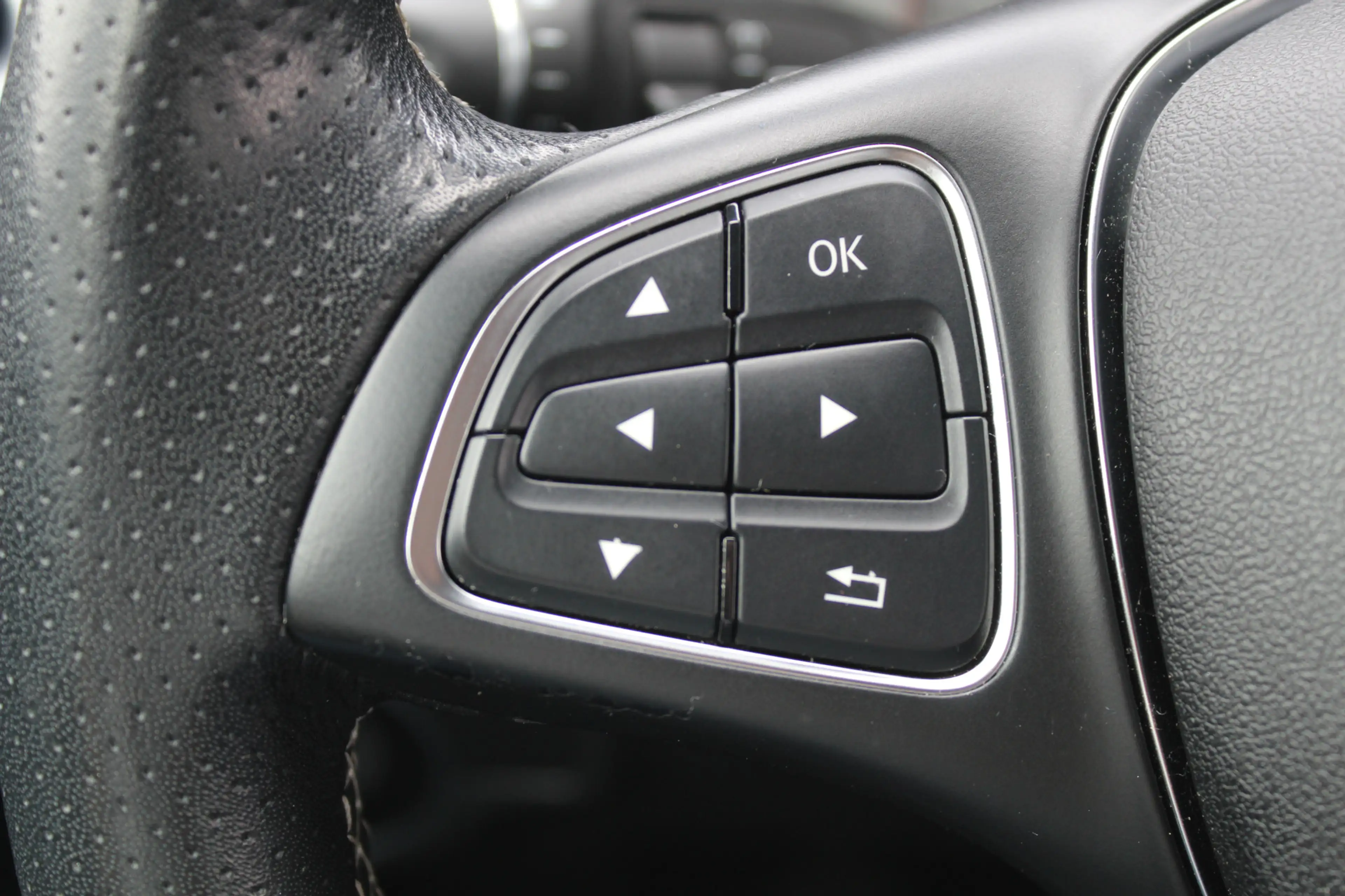 Mercedes-Benz GLA 180 Prestige Stoel Verwarming l Navi l Parkeer Sensor — photo 9
