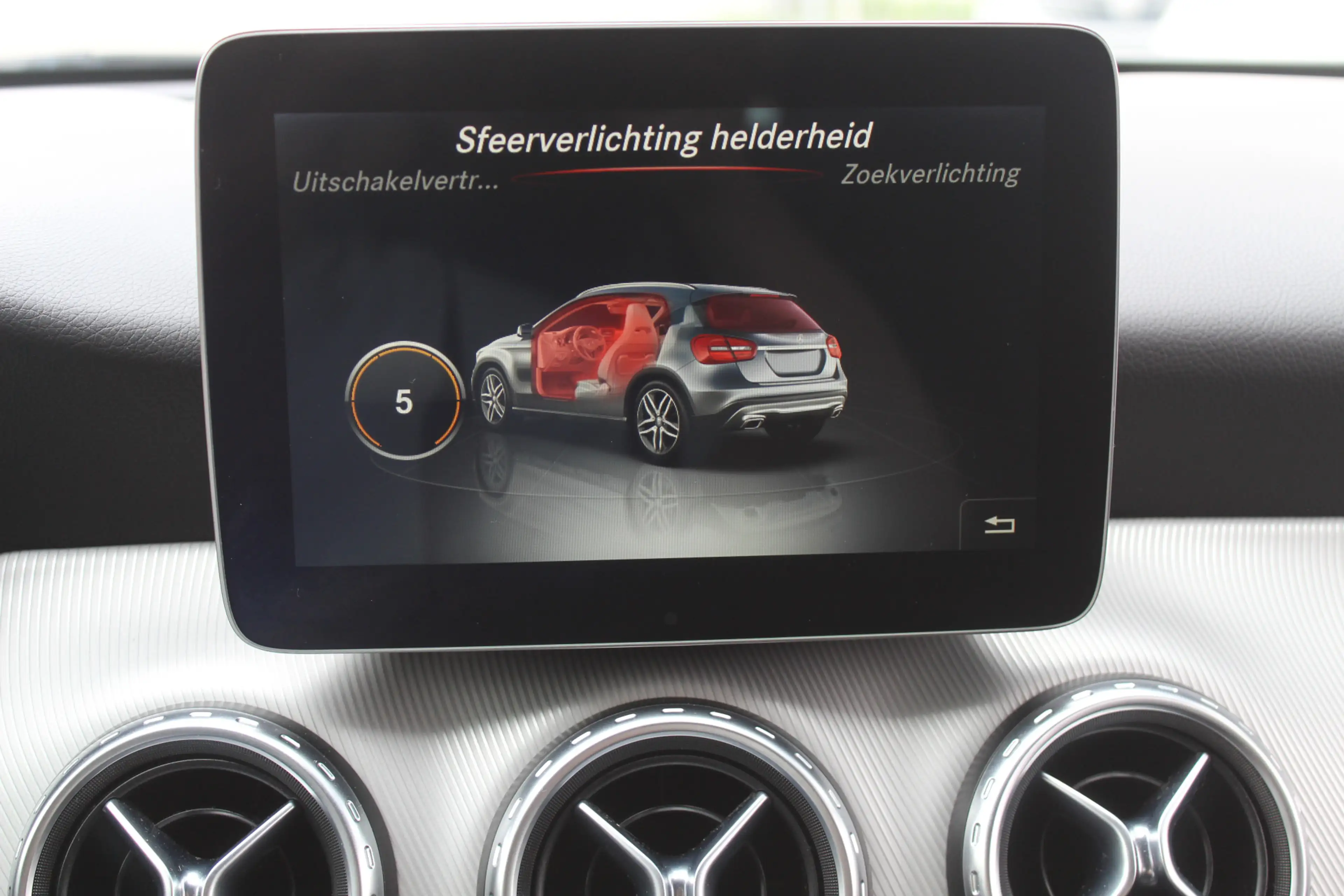 Mercedes-Benz GLA 180 Prestige Stoel Verwarming l Navi l Parkeer Sensor — photo 15