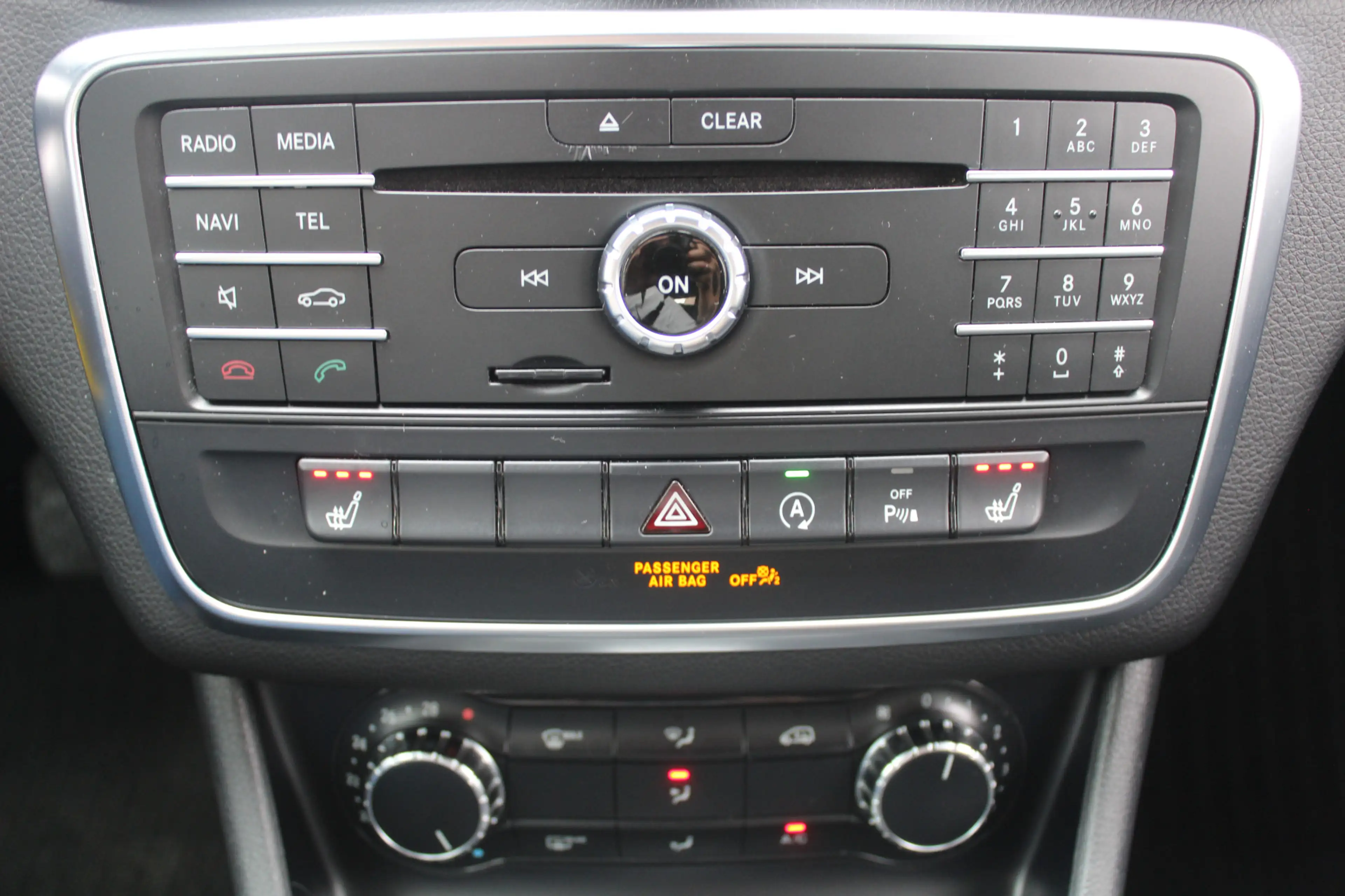 Mercedes-Benz GLA 180 Prestige Stoel Verwarming l Navi l Parkeer Sensor — photo 21