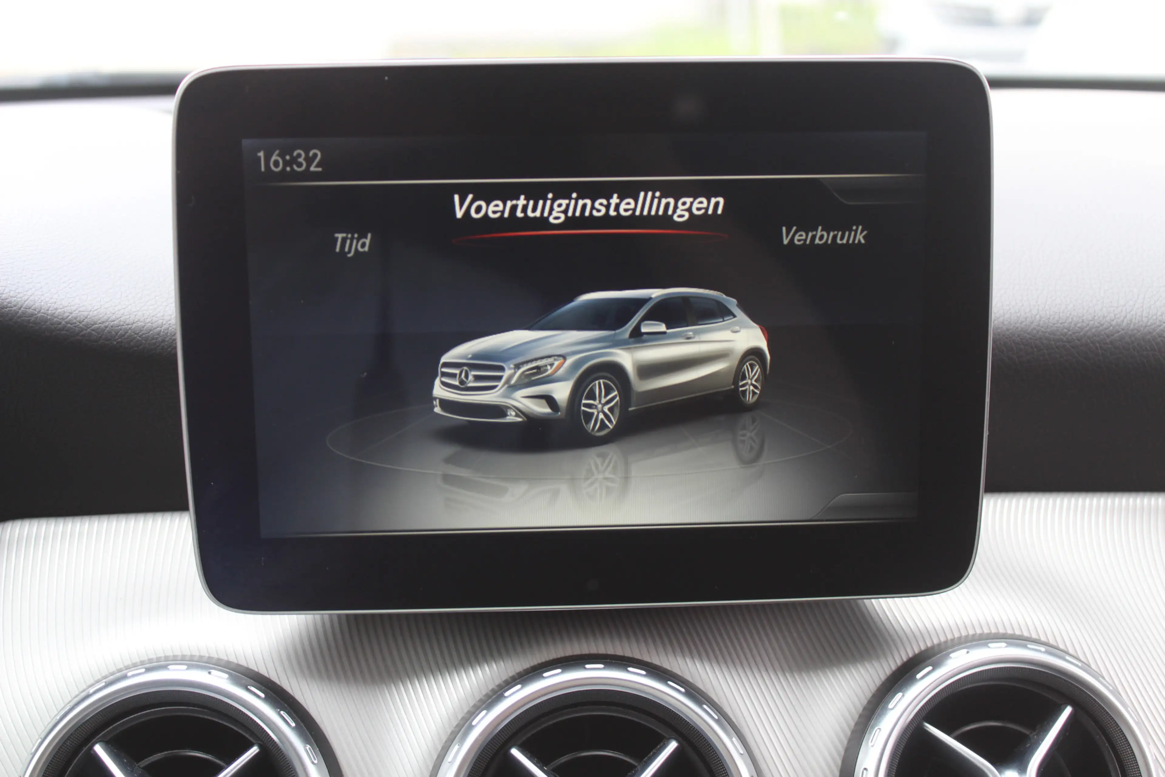 Mercedes-Benz GLA 180 Prestige Stoel Verwarming l Navi l Parkeer Sensor — photo 13