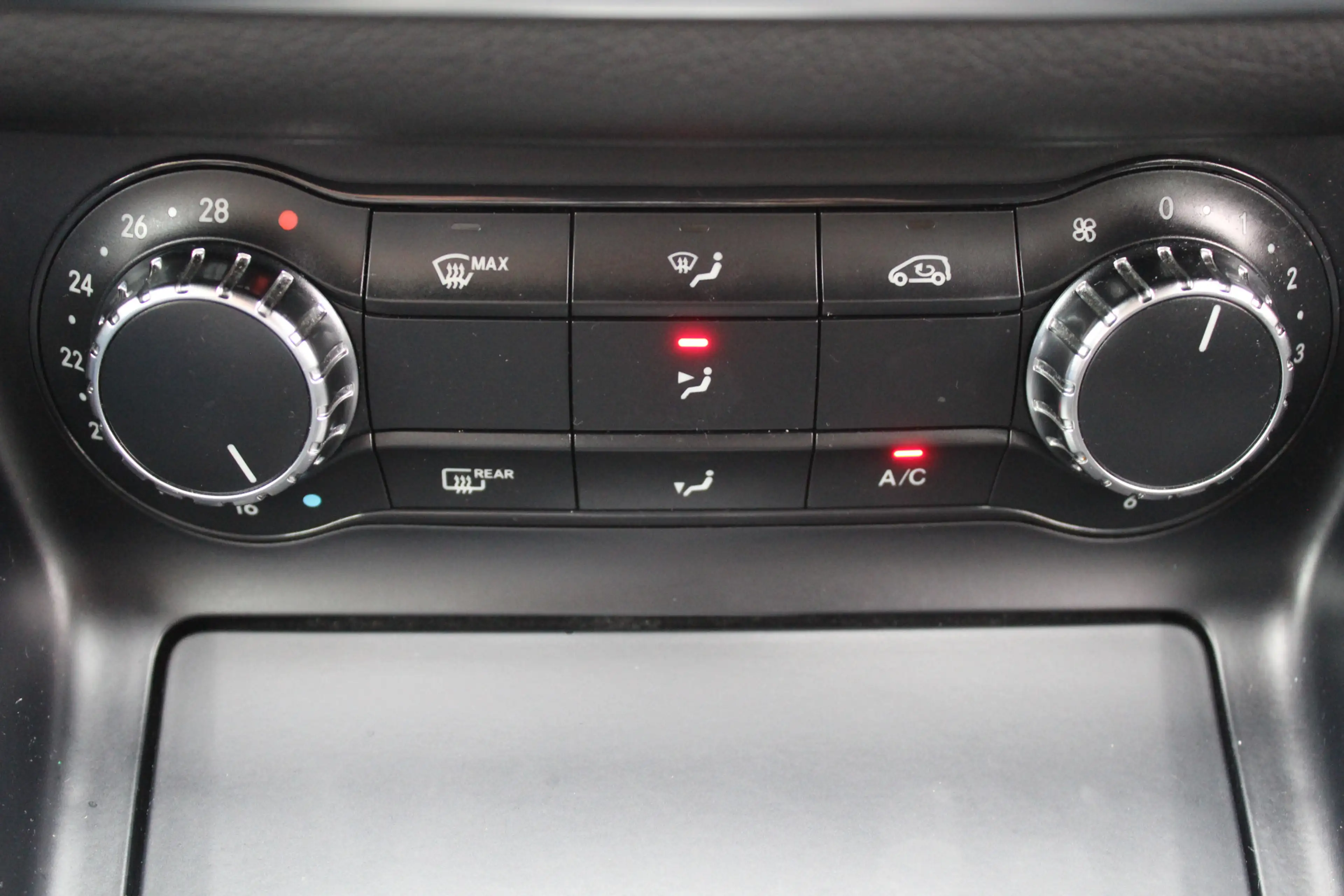 Mercedes-Benz GLA 180 Prestige Stoel Verwarming l Navi l Parkeer Sensor — photo 11
