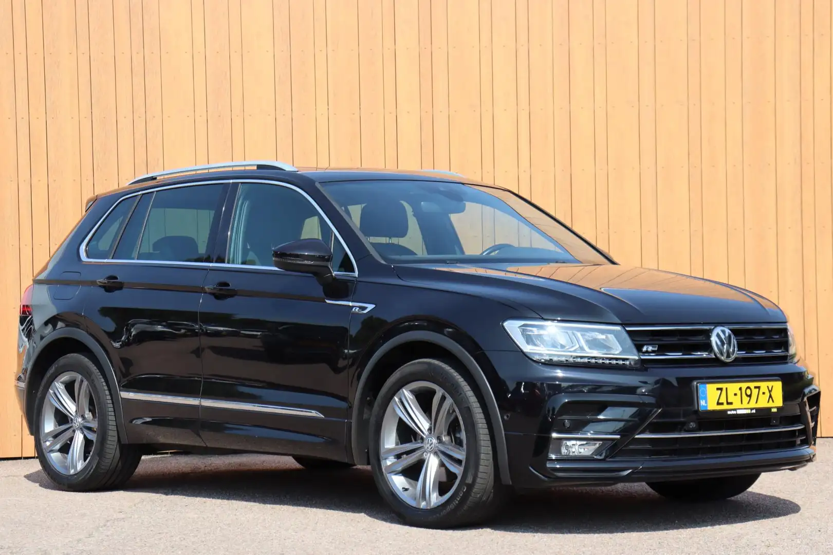Volkswagen Tiguan 1.5 TSI ACT Highline Business R-line org. NL-auto Zwart - 2