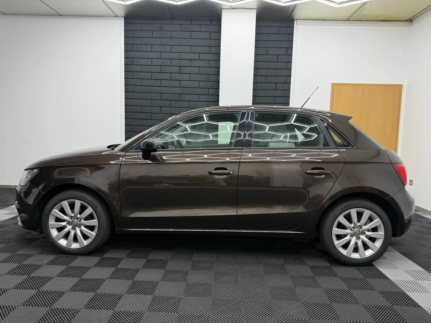 Audi A1 A1 Sportback 1.2 TFSI 86 Attraction Brun - 2