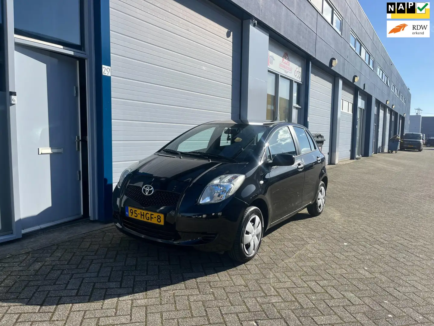 Toyota Yaris 1.0 VVTi + Zwart - 1